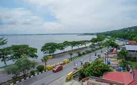 RedDoorz near Kendari Beach 2